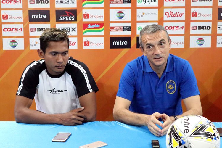 Pemain Arema FC, Hendro Siswanto (kiri) dan pelatih Milomir Seslija (kanan) saat prescon jelang laga melawan Persebaya Surabaya di Kantor Arema FC Malang, Jawa Timur, Rabu (14/08/2019) siang.
