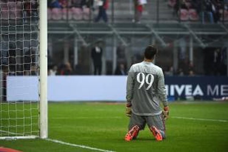 Ekspresi muda AC Milan, Gianluigi Donnarumma, seusai gawangnya dijebol pemain Sassuolo, Minggu (25/10/2015). 