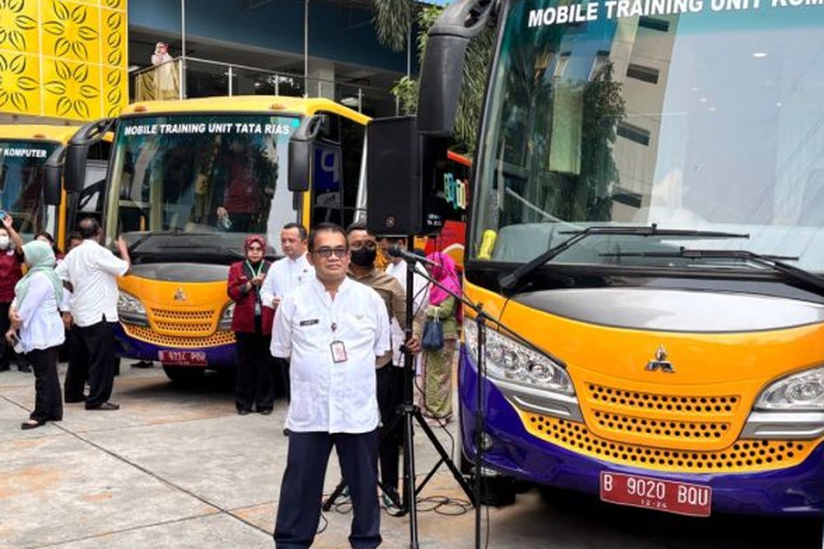 Mobil Training Unit tengah terparkir di Rusunawa KS Tubun, Jakarta Barat, Jumat (2/5/2025).