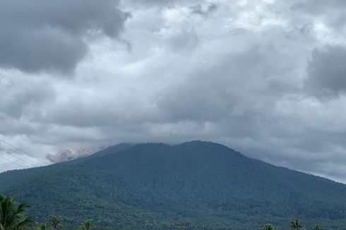 Gunung Lewotobi Kembali Luncurkan Awan Panas Sejauh 2 Km Siang Ini