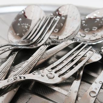 Ilustrasi alat makan sendok dan garpu. 