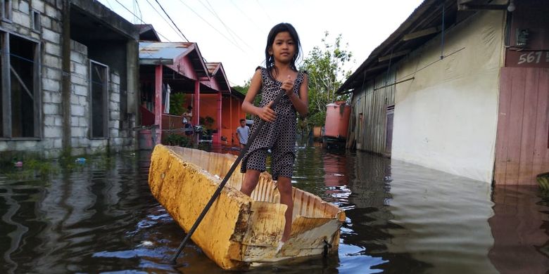 Seorang anak sedang menumpangi boks bekas di tengah kondisi banjir di RT 37 Kelurahan Sempaja Timur, Kecamatan Samarinda Utara, Kota Samarinda, Kaltim, Minggu (24/5/2020). 