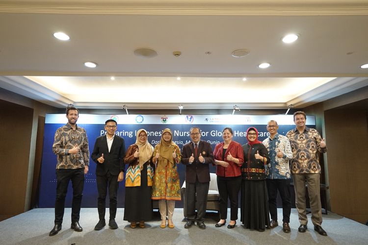 Studi konsorsium universitas terkemuka Indonesia dan Australia rekomendasikan penguatan standar profesional kesehatan melalui pendidikan, pendaftaran, dan standar praktik keperawatan.