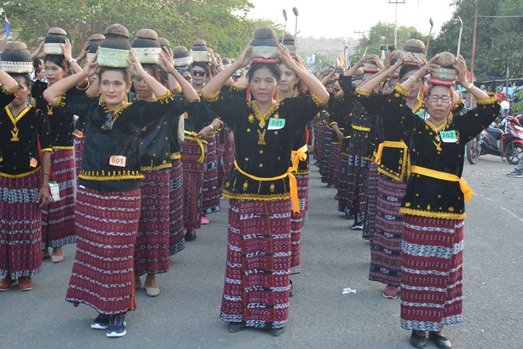 1.000 perempuan Ndora atau Doa menggelar Parade 1.000 Esu Kose saat Festival Literasi Nagekeo tingkat Provinis Nusa Tenggara Timur yang dilaksanakan di Kabupaten Nagekeo, Senin, (30/9/2019). 