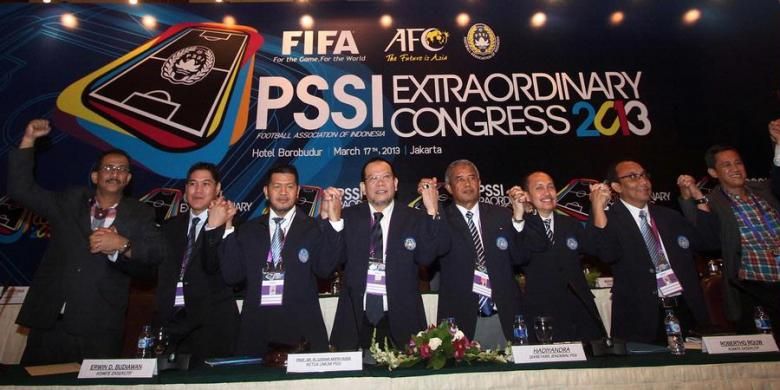 Para pengurus PSSI berjabat tangan usai menutup Kongres Luar Biasa PSSI, di Hotel Borobudur, Jakarta, Minggu (17/3/2013).