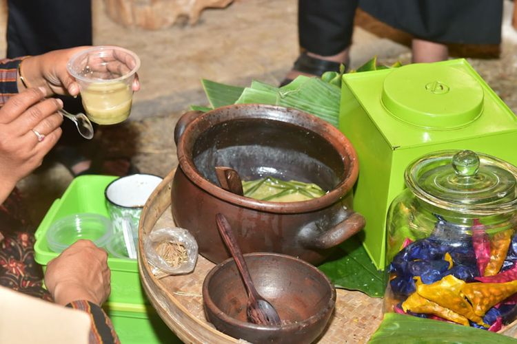 Salah satu sajian kuliner berupa jajanan zaman dulu, yang bisa dinikmati pengunjung dalam agenda Lamongan Tempoe Doeloe. 