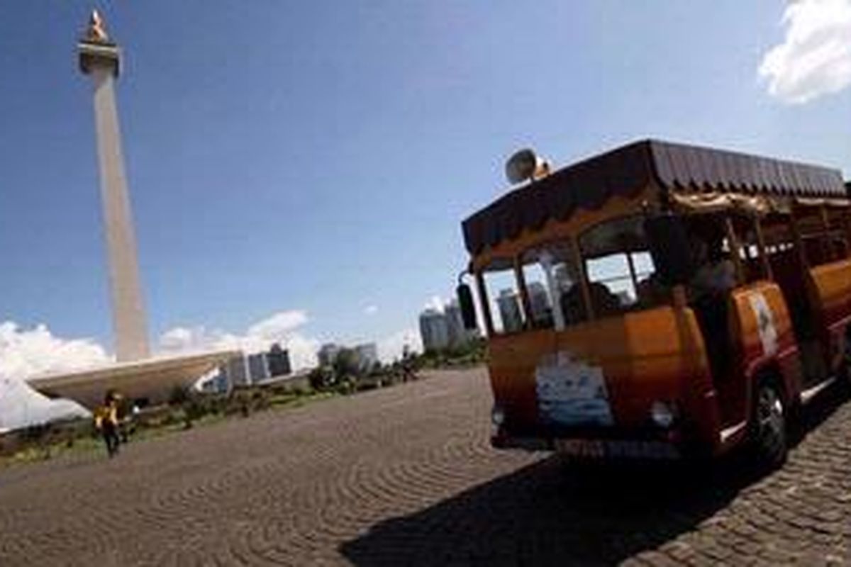 Monumen Nasional di kawasan Jalan Medan Merdeka akan tetap dibuka pada hari pertama Lebaran yang kemungkinan jatuh pada Minggu (19/8/2012).