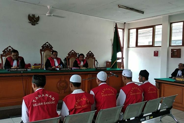 Para terdakwa penganiaya suporter Persija Jakarta Haringga Sirla, sedang menjalani sidang tuntutan di Pengadilan Negeri Bandung.