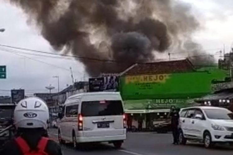 Tiga toko kelontong di Jalan RE Martadinata, Kabupaten Ciamis terbakar pada Rabu (6/10/2021).