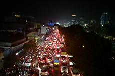 Ketika Penumpang Transjakarta Turun di Tol dan Pilih Jalan Kaki karena Macet