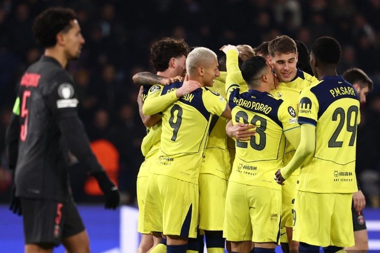 Para pemain Tottenham Hotspur merayakan gol pada laga Liga Champions antara Paris Saint-Germain (PSG) dan Tottenham Hotspur FC di stadion Parc des Princes di Paris pada 26 November 2025.