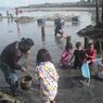 Fenomena Banyak Ikan Muncul ke Permukaan Pantai, Warga: Baru Kali Ini Terjadi