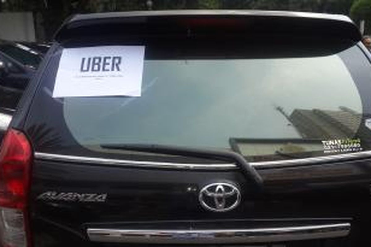 Taksi Uber diamankan di halaman parkir Direktorat Kriminal Khusus Polda Metro Jaya.