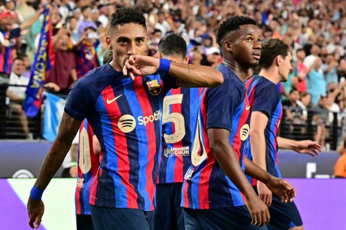 Winger Barcelona, Raphinha (kiri), merayakan gol ke gawang Real Madrid, pada laga uji coba di Stadion Allegiant, Las Vegas, Nevada, AS, Minggu (24/7/2022) pagi WIB. Laga El Clasico Real Madrid vs Barcelona berakhir 0-1 untuk kemenangan Raphinha dkk.