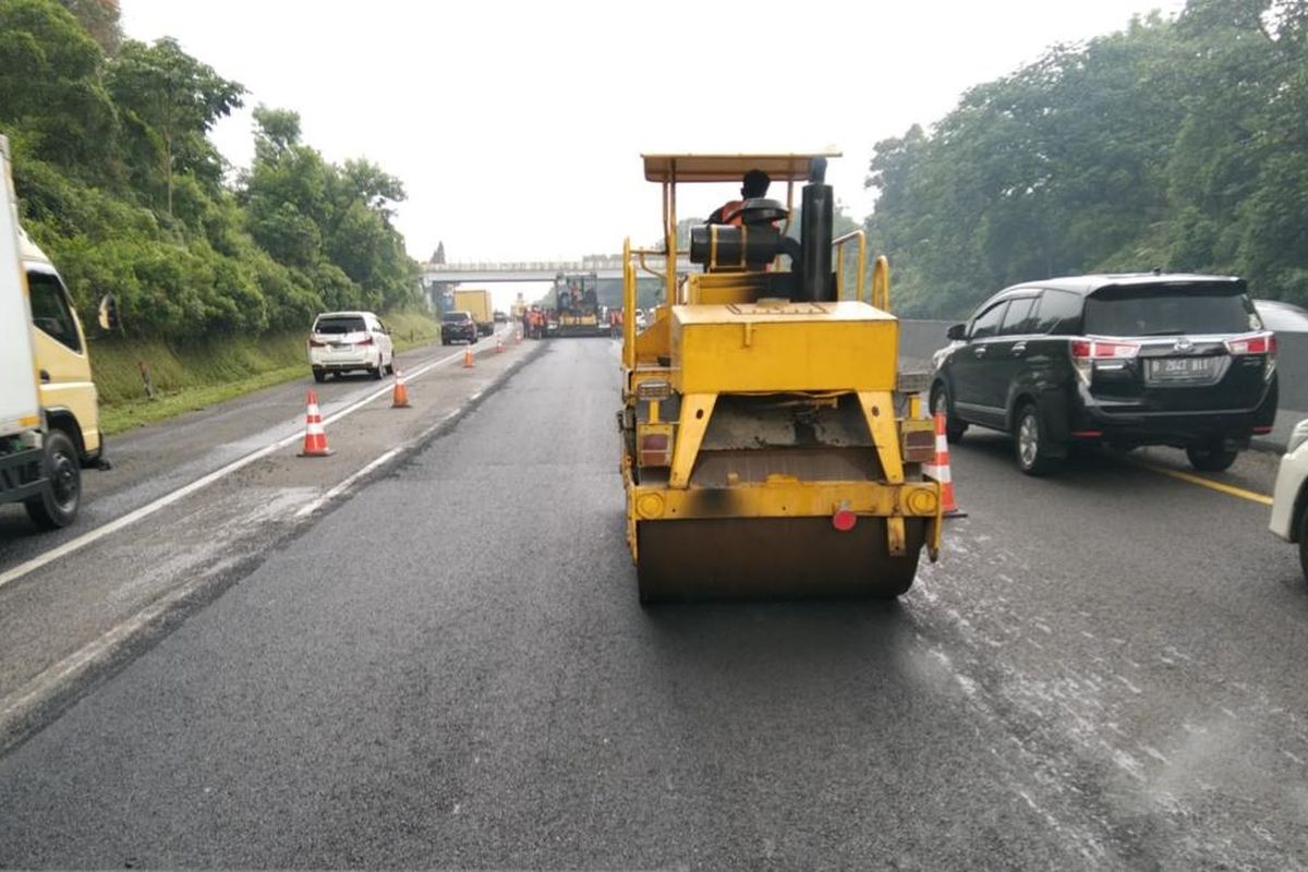 Pekerjaan rekonstruksi perkerasan jalan di Ruas Tol Jakarta-Tangerang, Senin (8/8/2022).