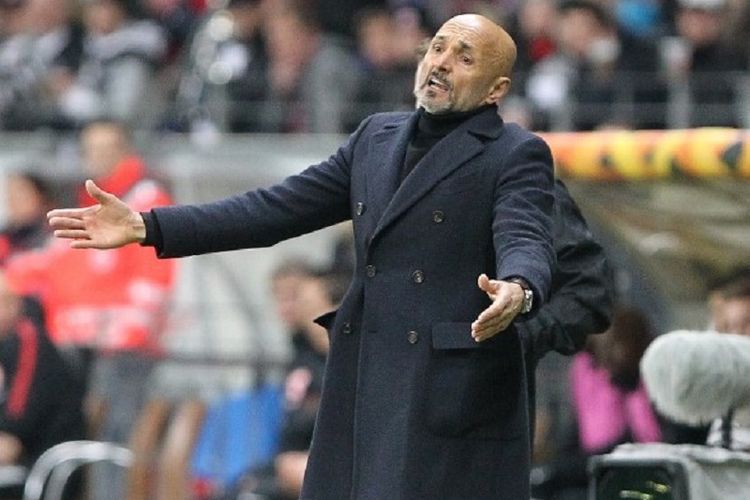 Luciano Spalletti tampak kecewa pada pertandingan Eintracht Frankfurt vs Inter Milan di Stadion Commerzbank Arena dalam babak 16 besar Liga Europa, 7 Maret 2019. 