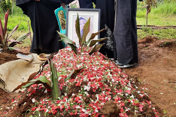 Aktris peran Nani Wijaya dimakamkan di Tempat Pemakaman Umum (TPU) Babakan Madang, Sentul, Bogor pada Kamis (16/3/2023).