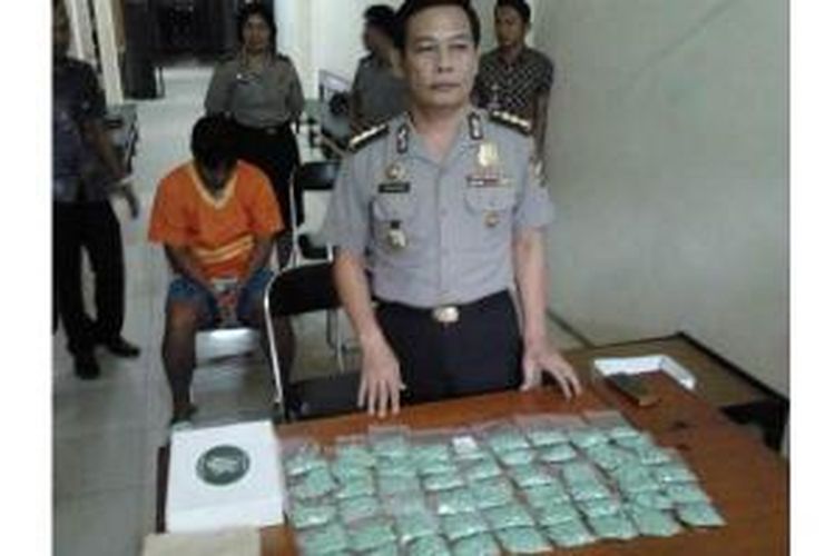 Ribuan ekstasi dan 1,5 kg sabu dipertontonkan pada sejumlah wartawan.