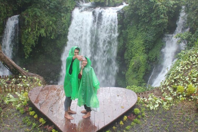 Pengunjung berswafoto di dek cinta yang berada di obyek wisata Curug Jenggala, Dusun Kalipagu, Desa Ketenger, Kecamatan Baturraden, Kabupaten Banyumas, Jawa Tengah, Jumat (3/2/2017). Sejak dibuka pada Oktober 2016, obyek wisata yang berjarak 17 kilometer dari Purwokerto itu dikunjungi sekitar 10.000-13.000 orang per bulan.