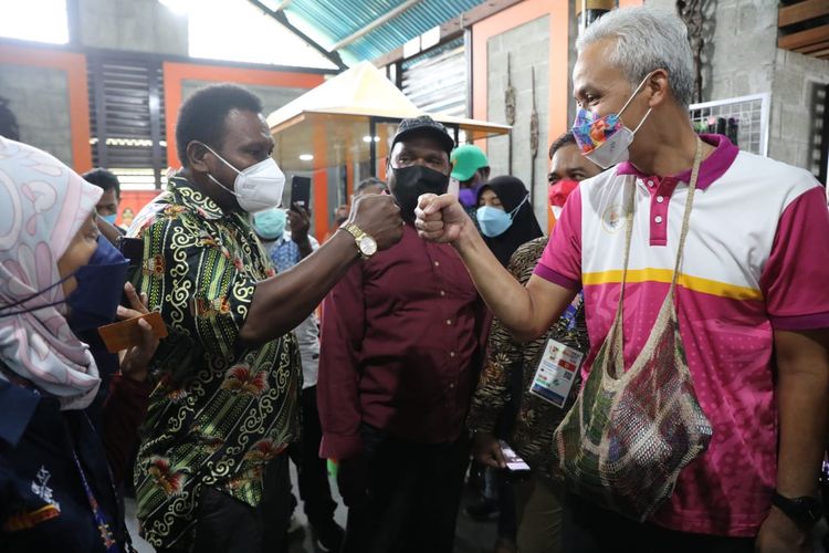 Gubernur Jawa Tengah (Jateng) Ganjar Pranowo saat berkunjung ke Kabupaten Mimika, Papua, Senin (4/10/2021).