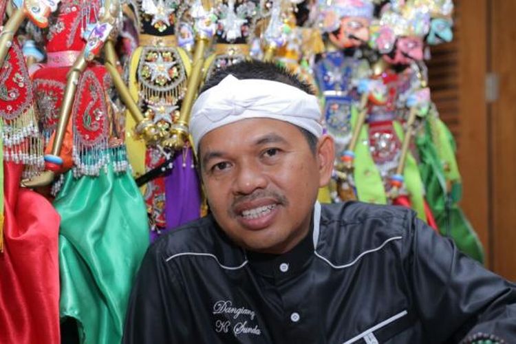 Bupati Purwakarta Dedi Mulyadi bersama wayang golek