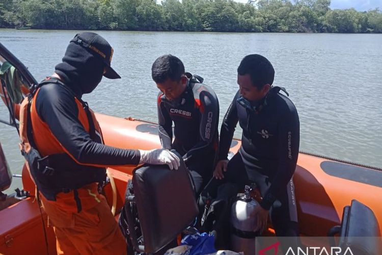 Penyelam Basarnas Balikpapan bersiap melakukan pencarian ABK tugboat Blue Dragon 12 yang hilang di perairan Kabupaten Penajam Paser Utara, Minggu (24/7/2022).
