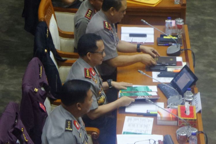 Kapolri Jenderal Pol Tito Karnavian dalam rapat kerja bersama Komisi III DPR di Kompleks Parlemen, Senayan, Jakarta, Kamis (12/10/2017).