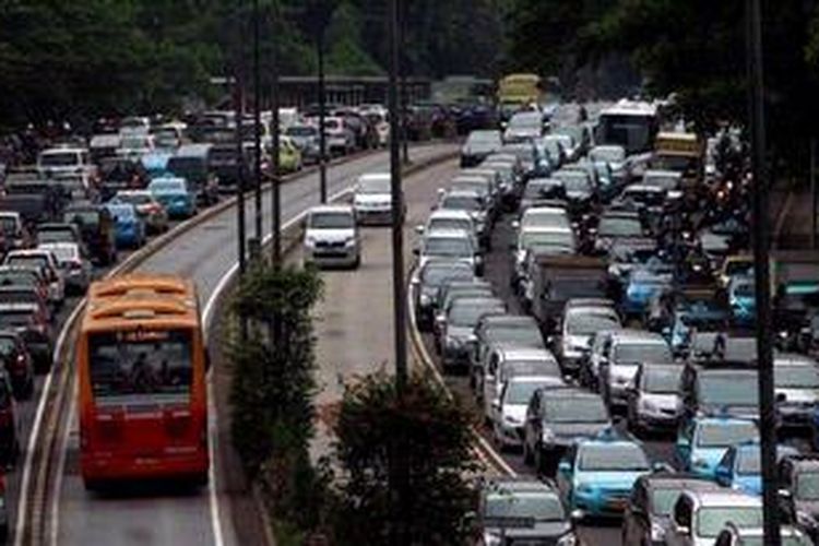 Pengguna kendaraan bermotor tersendat di Jalan Jenderal Sudirman, Jakarta Pusat, Senin (27/5/2013). Pembenahan sarana angkutan umum mendesak dilakukan untuk mengurai kemacetan lalu lintas yang tiap hari mendera Jakarta.
