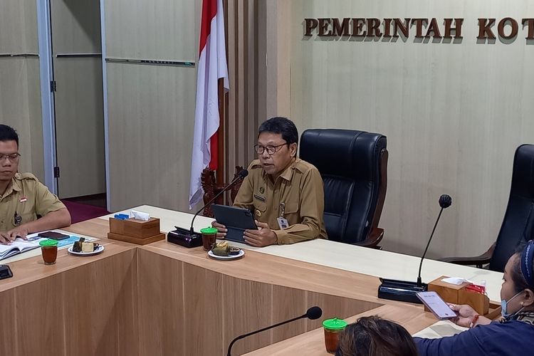 Penjabat Walikota Yogyakarta Singgih Raharjo saat ditemui di Balaikota Yogyakarta jelaskan soal permasalahan sampah, Senin (4/9/2023)