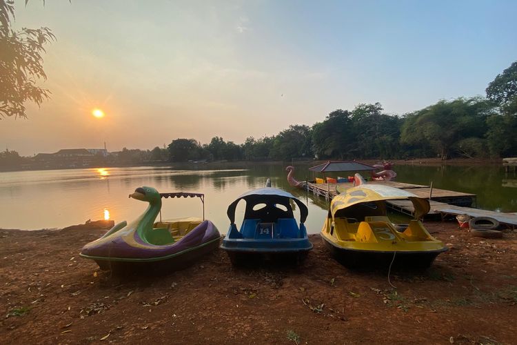 Fasilitas perahu bebek yang ada di Danau Situbaru di dalam Buperta Cibubur. 