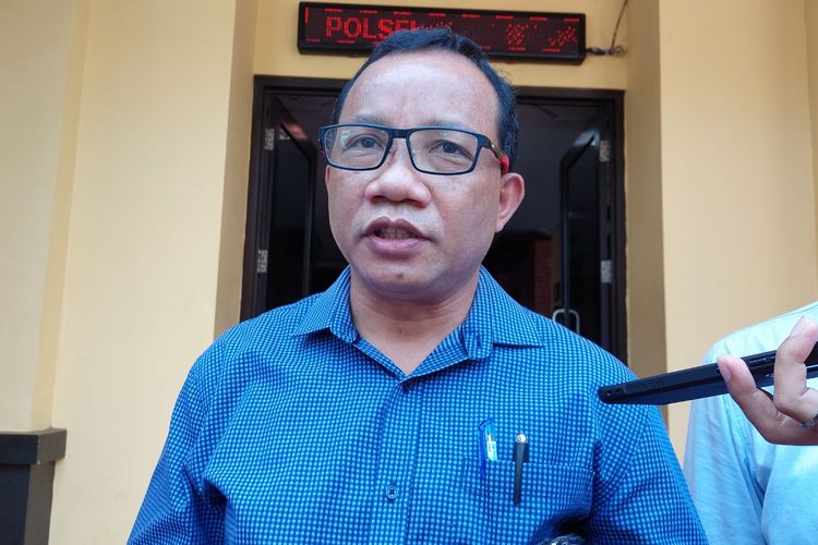 Tim Kuasa Hukum sopir taksi online yang diduga menganiaya penumpang di Tambora, Jakarta Barat, Siprianus Edi Harddum membantah perseteruan antar penumpang dan sopir taksi tersebut sebagai sebuah penganiayaan, melainkan perkelahian. 
