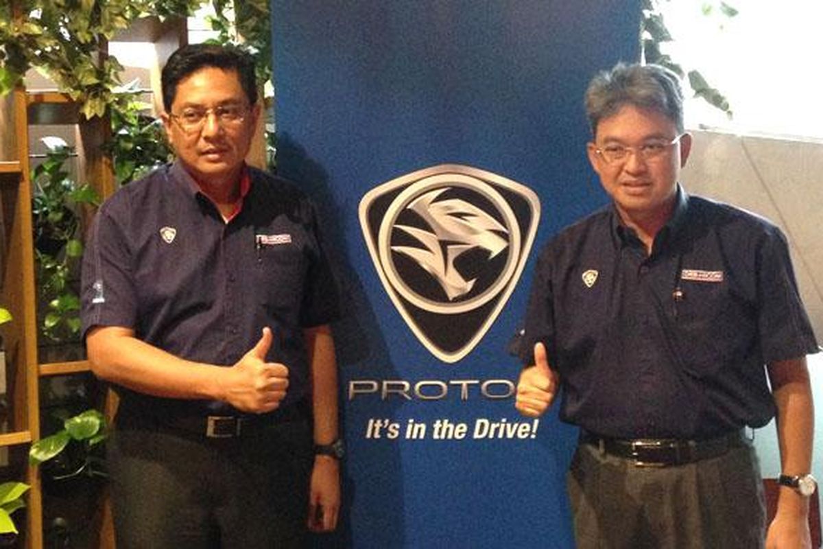 Dato Ahmad Fuaad Kenali, CEO Proton Holdings Berhad (kanan), dan Mohd Khalid Bin Yusof, Director, Transformation Office % Head, International Sales Division Proton Holdings Berhad, pada peluncuran Iriz di Jakarta, Sabtu (18/2/2017).