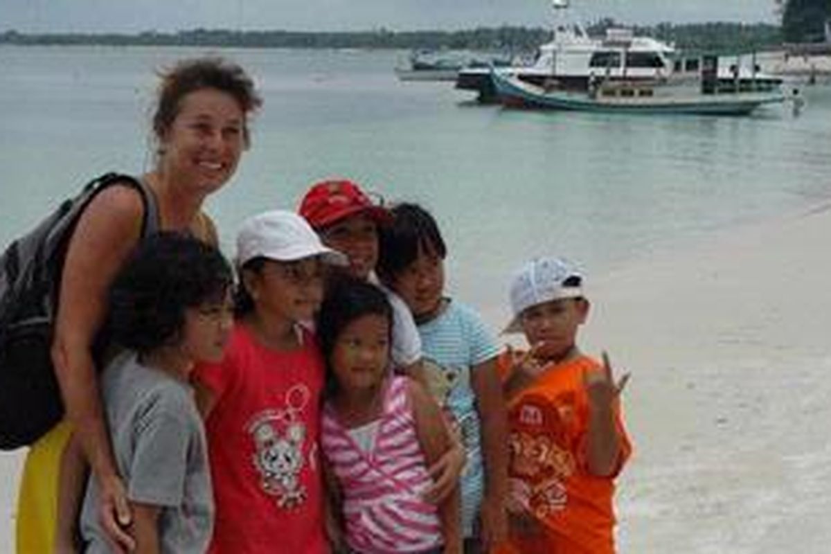 Yachter asal Australia disambut anak-anak Belitung yang sedang mempraktekkan kemampuan Bahasa Inggris aktifnya saat para yachter tiba di bibir Pantai Tanjung Kelayang, Belitung, tempat berlangsungnya Sail Indonesia 2010, Minggu (10/10/2010). Anak-anak tersebut mengajak sang yachter berfoto bersama. 
