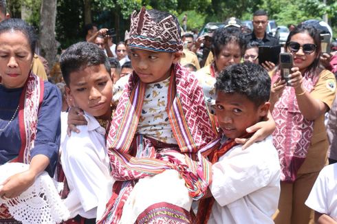 Tiba di Kampung Halaman, Nono Bocah Juara Sempo Dunia Disambut Tarian Adat dan Diarak