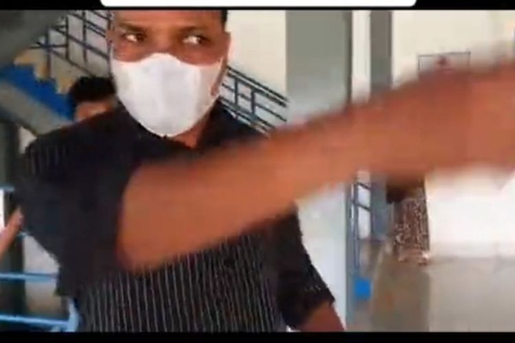 Video amatir yang merekam seorang wanita buruh di Kecamatan Godong, Kabupaten Grobogan, Jawa Tengah mencak-mencak kepada bosnya yang berkebangsaan India viral di media sosial.