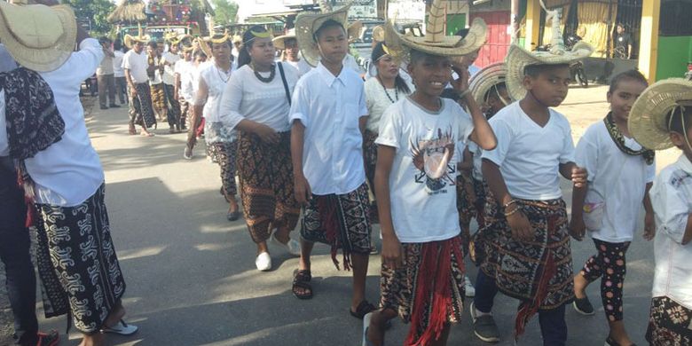 Pawai Paskah oleh Jemaat Gereja Benyamin Oebufu, Kota Kupang, Nusa Tenggara Timur (NTT), dengan menggunakan busana adat, Minggu (1/4/2018)