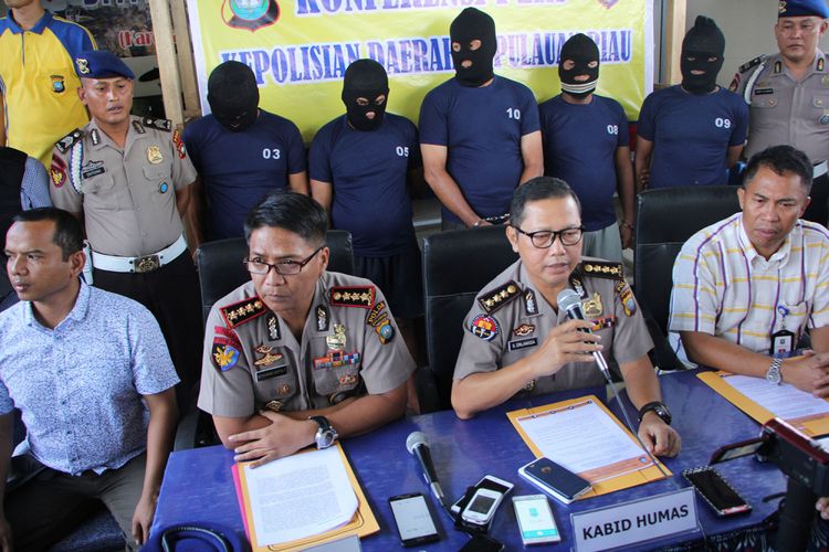 Lima tersangka itu di antaranya Hoatong alias Athong, nahkoda sekaligus pemilik perahu pancung. Kemudian Andi Rimba Trimalma, Muhammad Yunus alias Yunus, Zainal serta Yudi Ramdani yang merupakan anak buah kapal (ABK) perahu pancung.