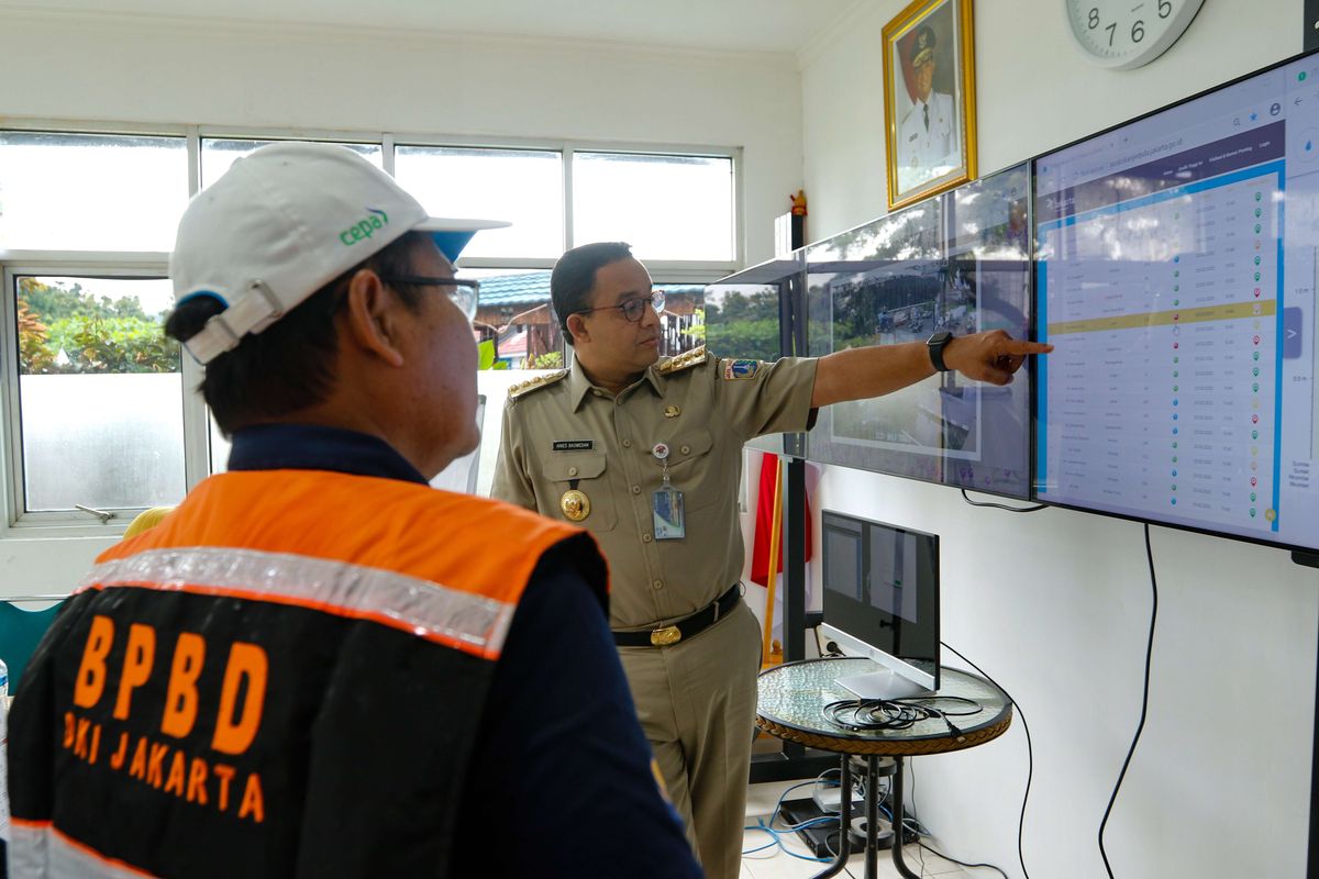 Gubernur DKI Jakarta Anies Baswedan melakukan koordinasi penanggulangan banjir dengan BPBD DKI Jakarta saat meninjau posko banjir di Pintu Air Manggarai, Jakarta (Selasa (25/2/2020). Hujan yang mengguyur Jabodetabek pada Senin (24/2/2020) malam hingga Selasa (25/2/2020) pagi membuat sejumlah wilayah kebanjiran.