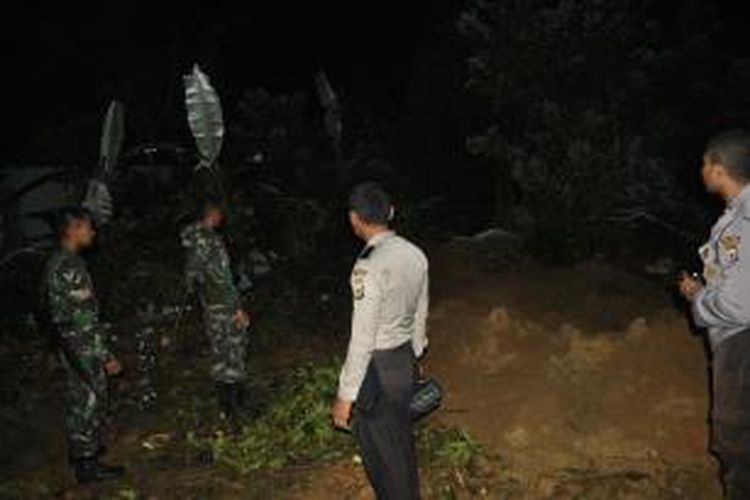 Beberapa personel polisi dan TNI tampak menjaga lokasi penemuan empat peti berisi bom dan bahan peledak di kawasan Ahuru, Kecamatan Sirimau Ambon, Kamis (28/11/2013)