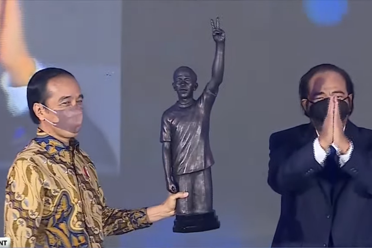 Tangkapan layar Presiden Jokowi menerima patung simbolik kebersamaan Nasdem dan Jokowi dari Ketua Umum Nasdem Surya Paloh, Kamis (11/11/2021).