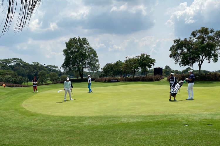 Suasana saat gelaran BNI Indonesia Masters 2022 pada Kamis (1/12/2022). Tampak Jazz Janewattananond (Thailand), Anirban Lahiri (Indonesia), dan Lee Westwood (Inggris).