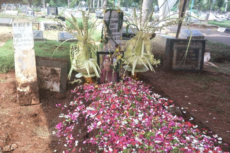 Janur menghiasi makam ibunda Eko Patrio di TPU Penggilingan, Rawamangun, Jakarta Timur, Rabu (31/10/2018). 