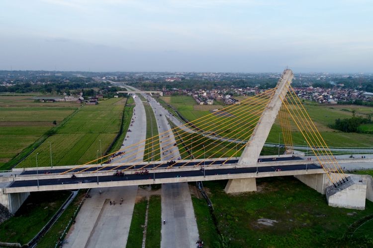 Suasana jembatan Klodran di Tol Solo-Ngawi-Kertosono di Ngawi, Jawa Timur, Sabtu (17/6/2017). Tujuh hari jelang Lebaran atau Senin, (19/6/2017) mulai pukul 06.00 WIB, pemudik bisa menggunakan Tol Solo-Kertosono menuju arah timur.