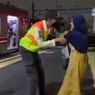 Saat Petugas Keamanan Sigap dan Berhasil Selamatkan Seorang Ibu yang Hendak Bunuh Diri di Stasiun Pasar Minggu