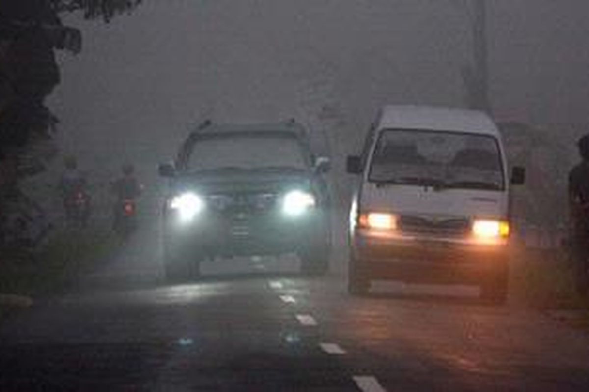 Kabut tebal menyelimuti kawasan Wukirsari, Cangkringan, Sleman, DI Yogyakarta, Kamis (4/11/2010).