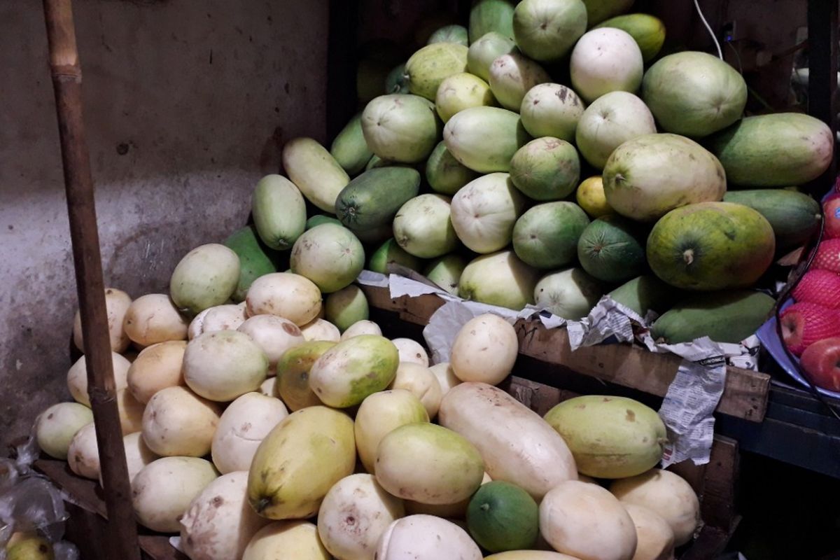 Pedagang buah timun suri mulai muncul di sejumlah tempat menyambut Bulan Ramadhan yang diperkirakan tiba pada Kamis (17/5/2018) mendatang.