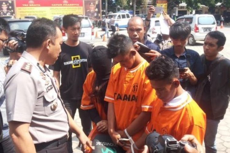 Tim khusus anti bandit (Tekab) 308 Polresta Bandar Lampung meringkus komplotan pencurian kendaraan bermotor (curanmor). Ada tiga tersangka yang ditangkap salah satunya perempuan berinisial DP (16). 