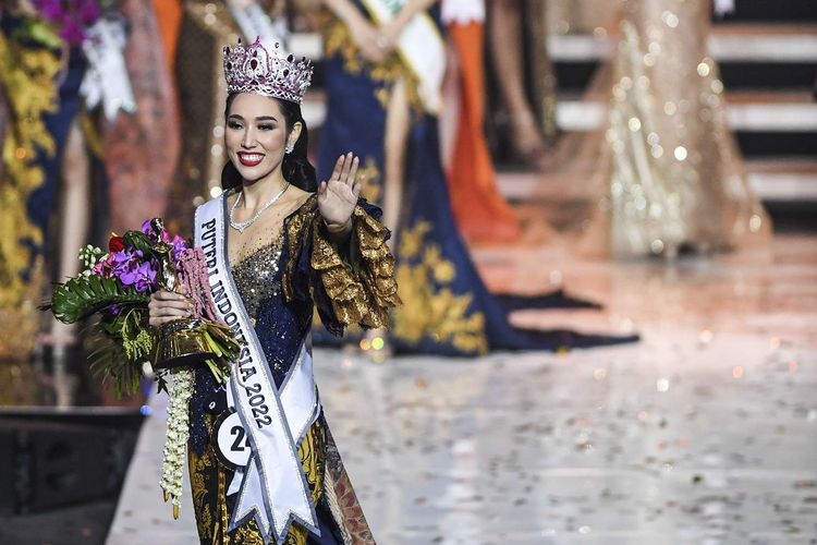 Puteri Indonesia 2022 terpilih Laksmi Shari De Neefe Suardana melambaikan tangan pada malam puncak Grand Final Pemilihan Puteri Indonesia 2022 di Plenary Hall Jakarta Convention Center (JCC) Senayan, Jakarta, Jumat (27/5/2022). Laksmi Shari De Neefe Suardana terpilih menjadi Puteri Indonesia 2022, sedangkan di posisi runner-up II, yang akan menyandang gelar sebagai Puteri Indonesia Lingkungan diraih finalis asal Jawa Timur, Adinda Chreseilla dan posisi runner-up I, yang akan menyandang gelar sebagai Puteri Indonesia Pariwisata dimenangkan oleh finalis asal DKI Jakarta, Cindy May McGuire.