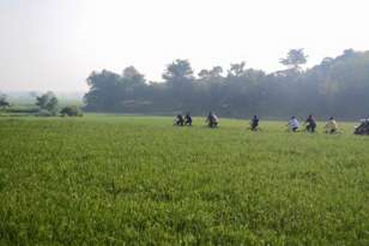 Bupati Purwakarta Dedi Mulyadi bersepeda di wilayah Purwakarta