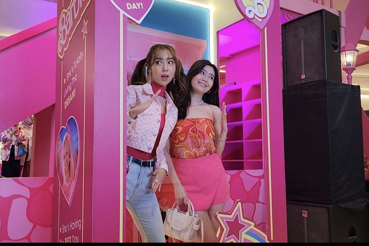 Pengunjung Barbie Dream House di Neo Soho Mall, Jakarta Barat, Selasa (18/7/2923).
